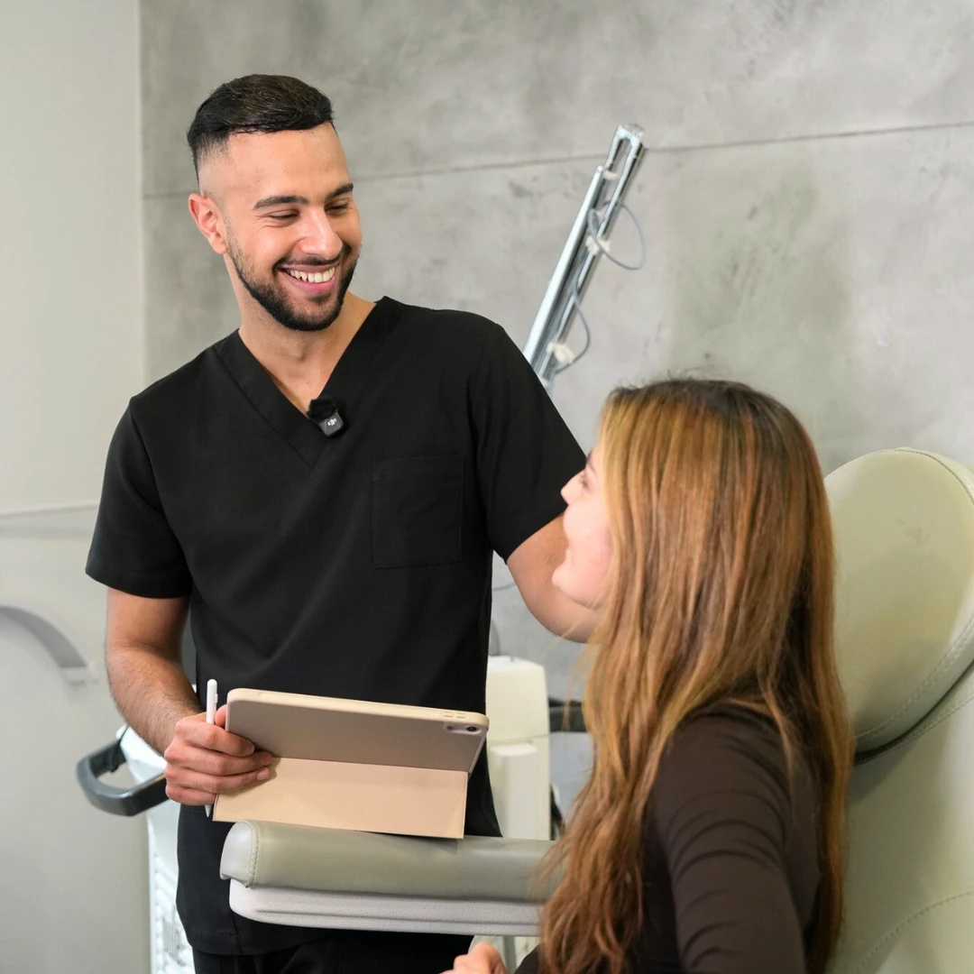 Specjalistka wykonująca zabieg medycyny estetycznej